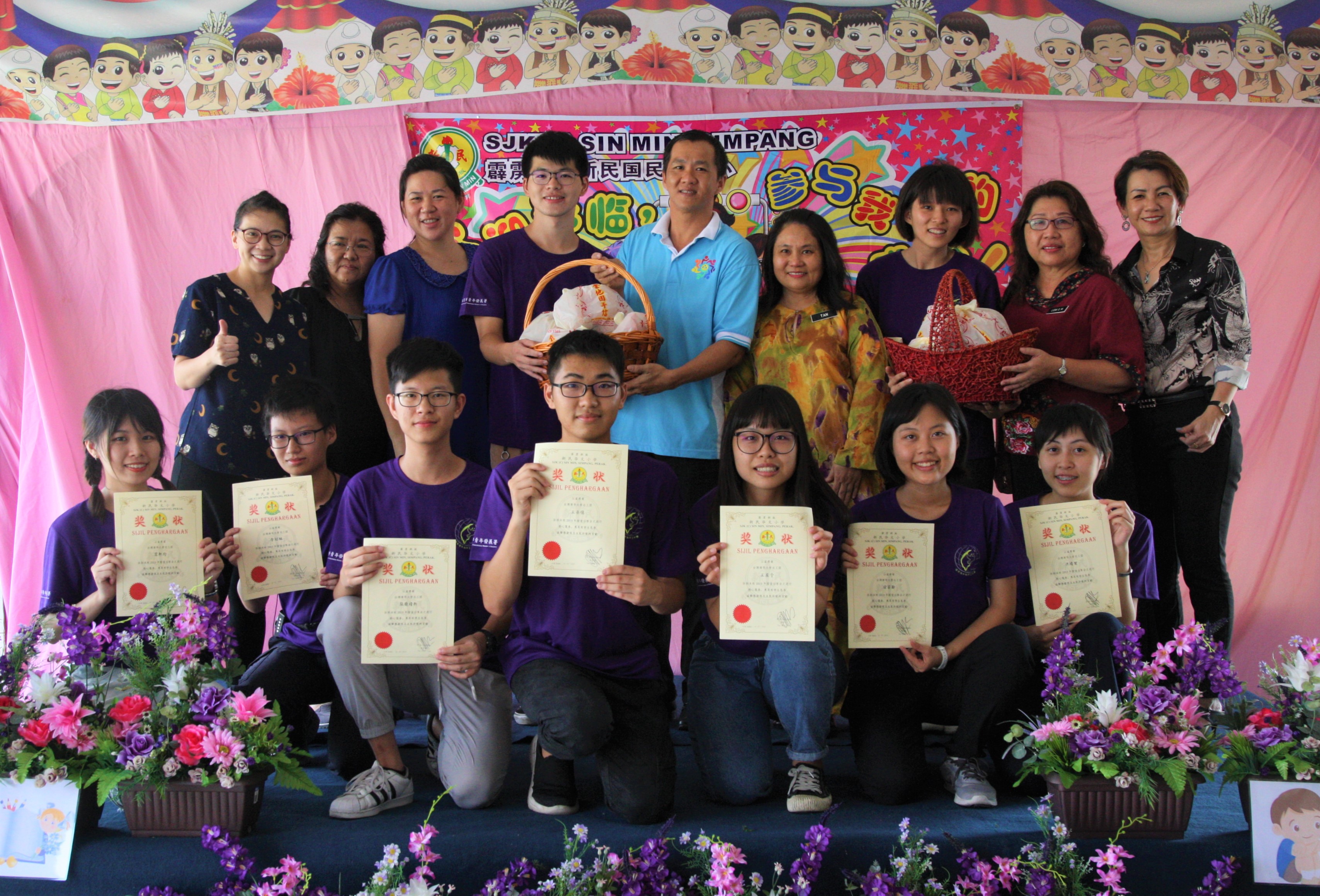 志工成員與新民華小校長合影